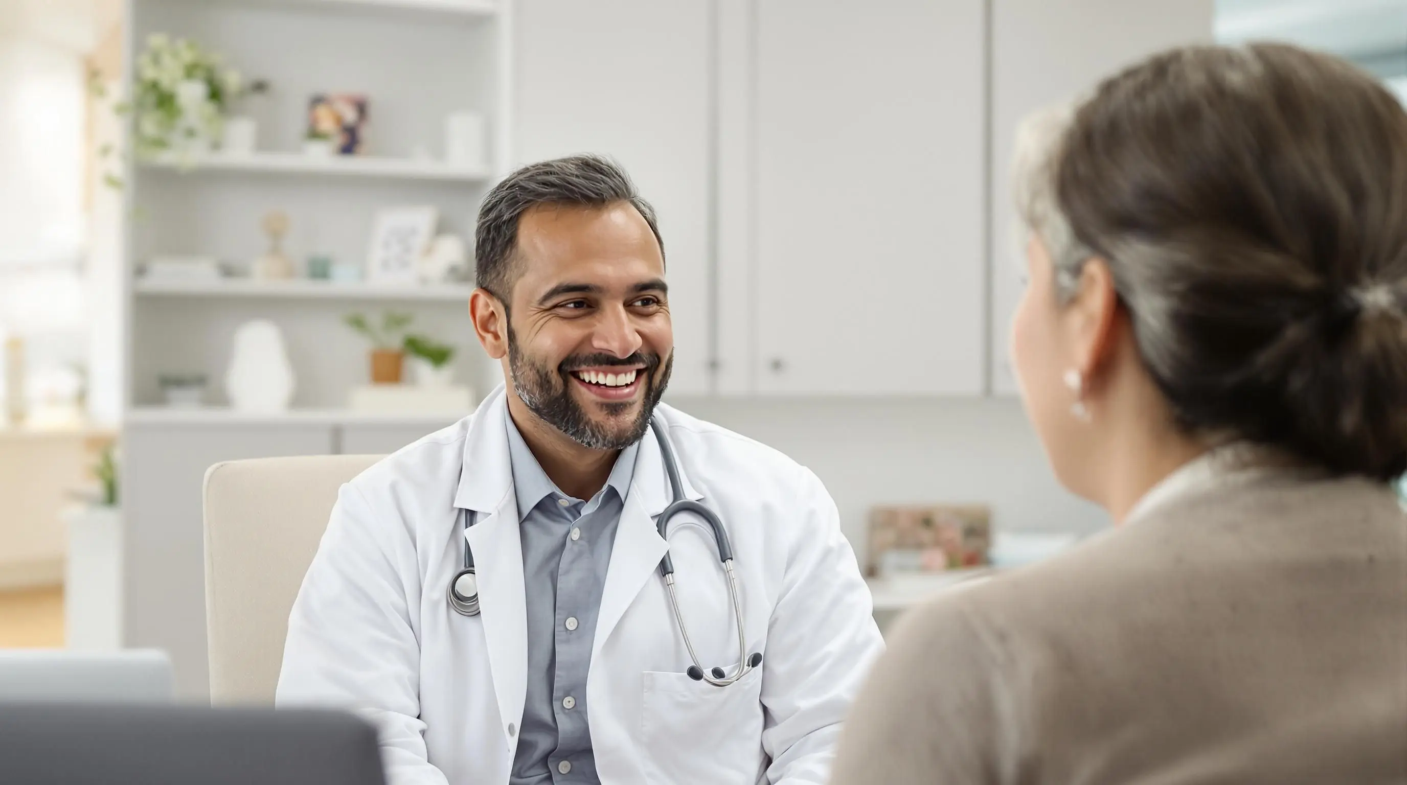 Arzt bespricht mit Patientin Allergie