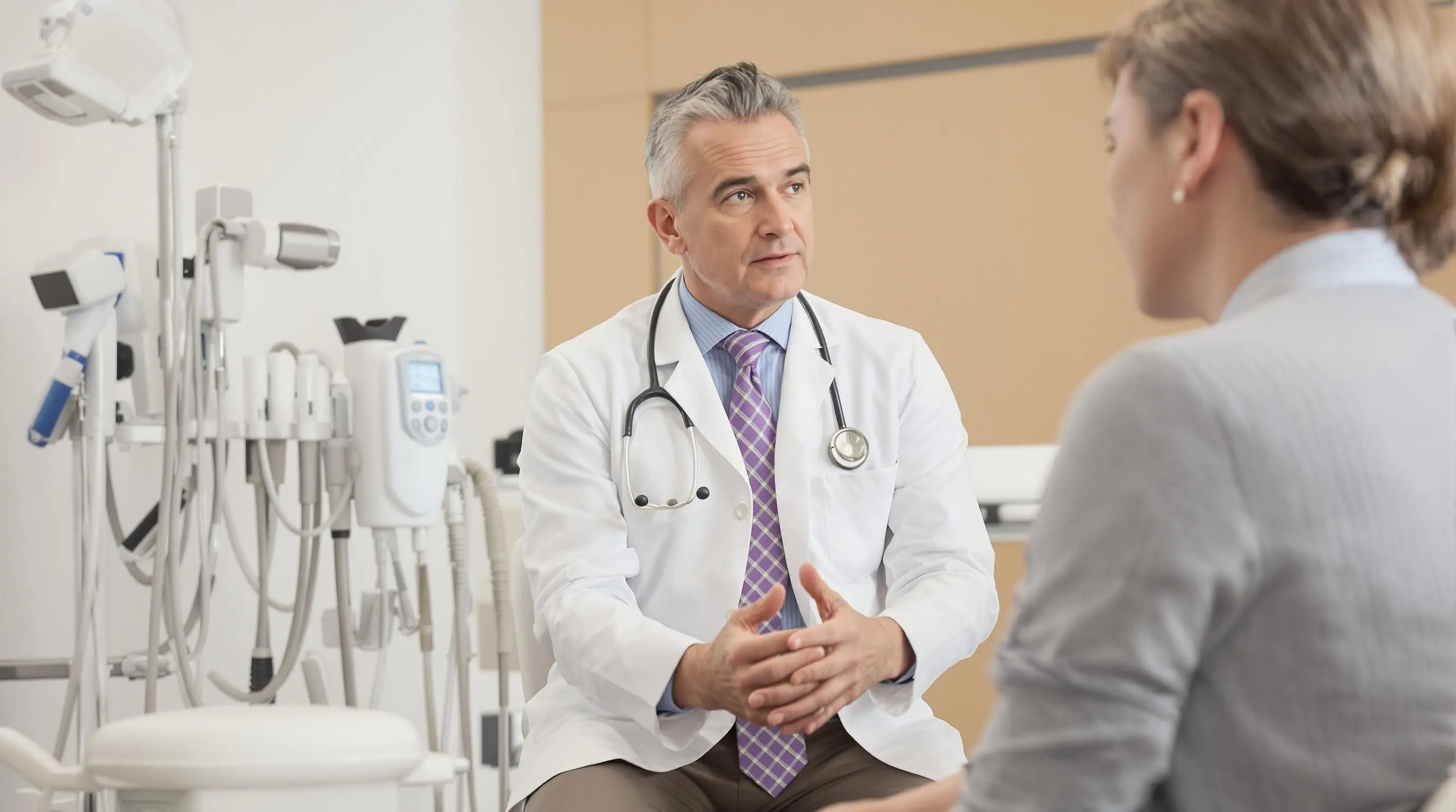 Arzt berät Patientin zum Thema Krampfadern