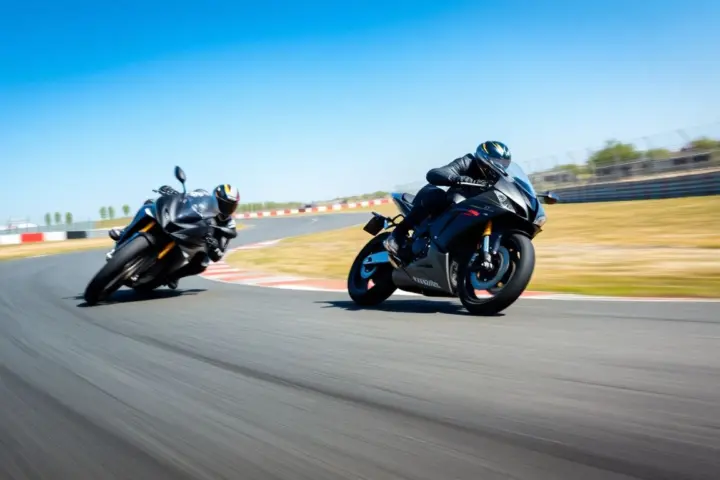 rackday Ticketversicherung: Motorrad auf der Rennstrecke während eines Trackday-Events.