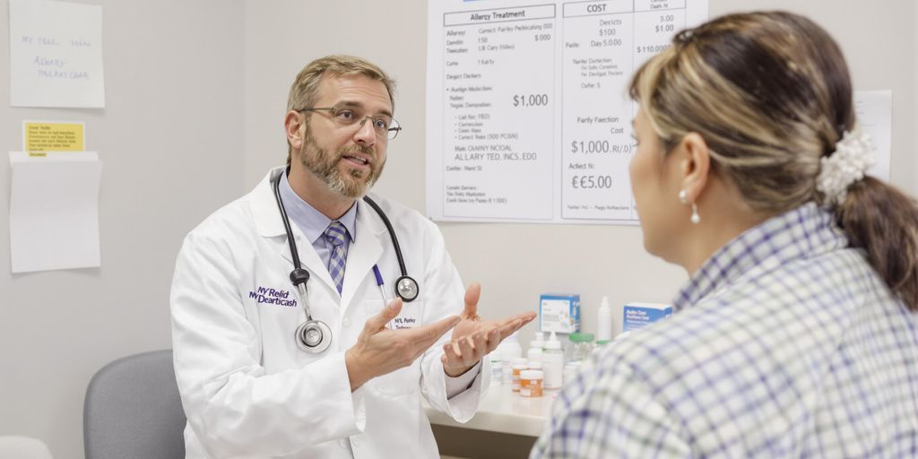 Ärztin spricht mit Patient über Allergie und die Behandlungskosten.