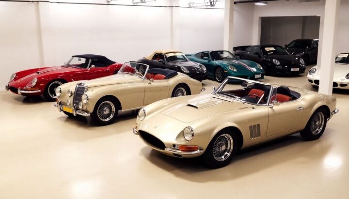 KFZ Versicherung Fahrzeugsammlung: Valuable collection of classic and modern cars in a garage.